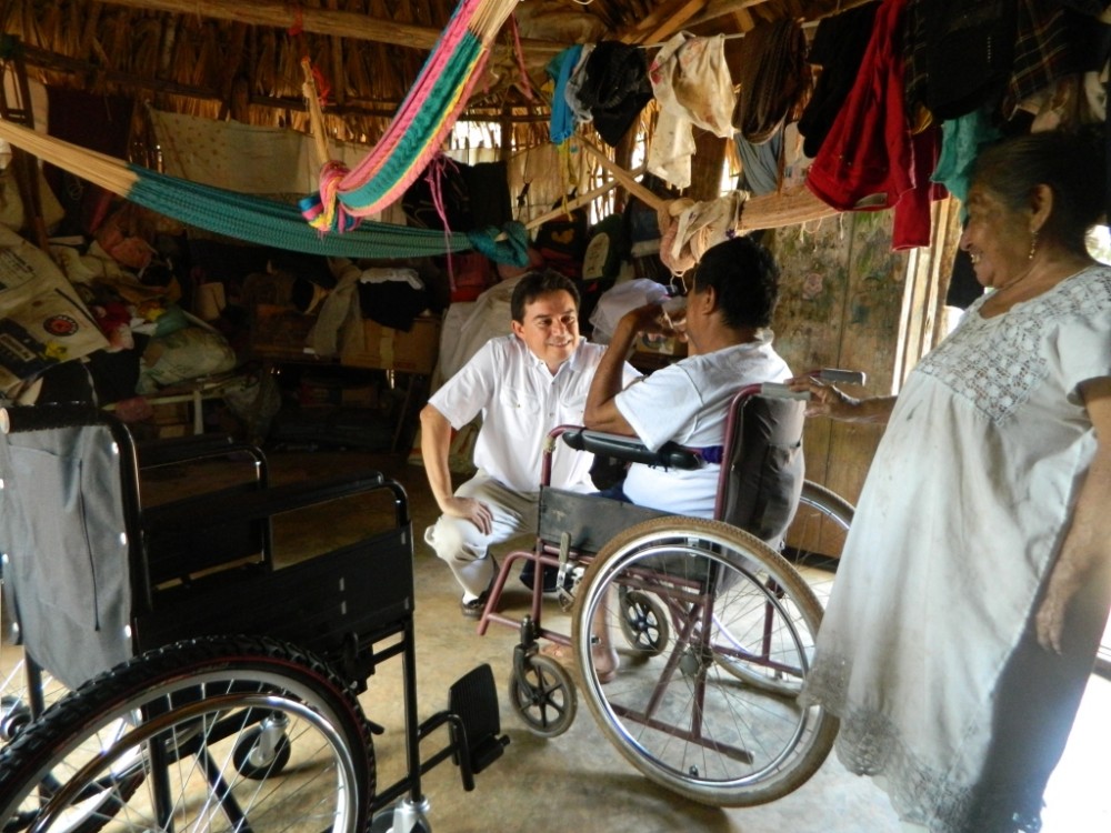 Entregué sillas de ruedas y material ortopédico a personas de escasos recursos en el municipio de Peto, Yucatán.