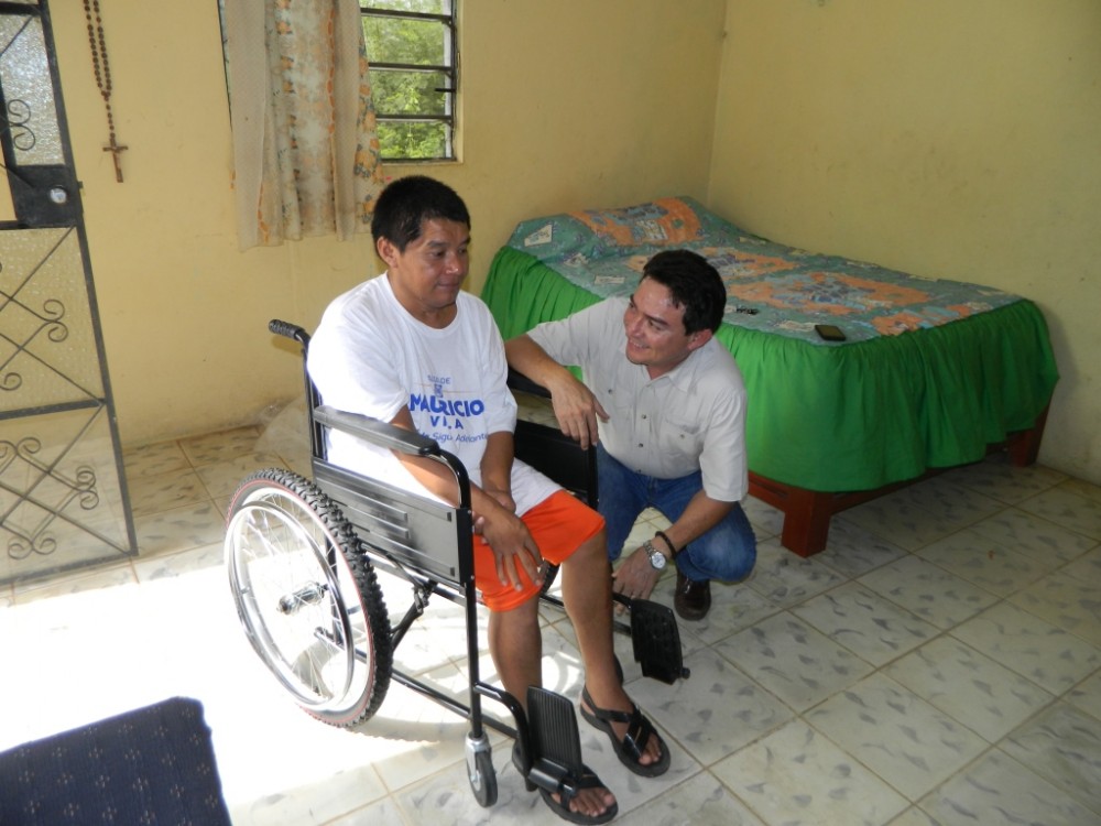 Entregué silla de ruedas a Enrique Laureano Chim Castro, de 39 años de edad, de la colonia Guadalupe Cholul en el municipio de Mérida, Yucatán.
