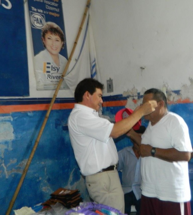 Durante la gira de trabajo realizada en el municipio Dzemul, Yucatán, entregué más de 60 lentes para la vista a yucatecos de escasos recursos a fin de mejorar en su calidad de vida.