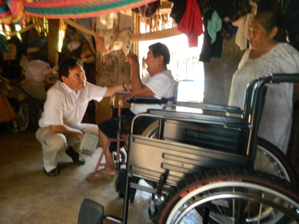 Se entregó una silla de ruedas al señor Buenaventura Itza Ek, a quien le amputaron la pierna izquierda por cuestiones de la diabetes, en el municipio de Peto, Yucatán.