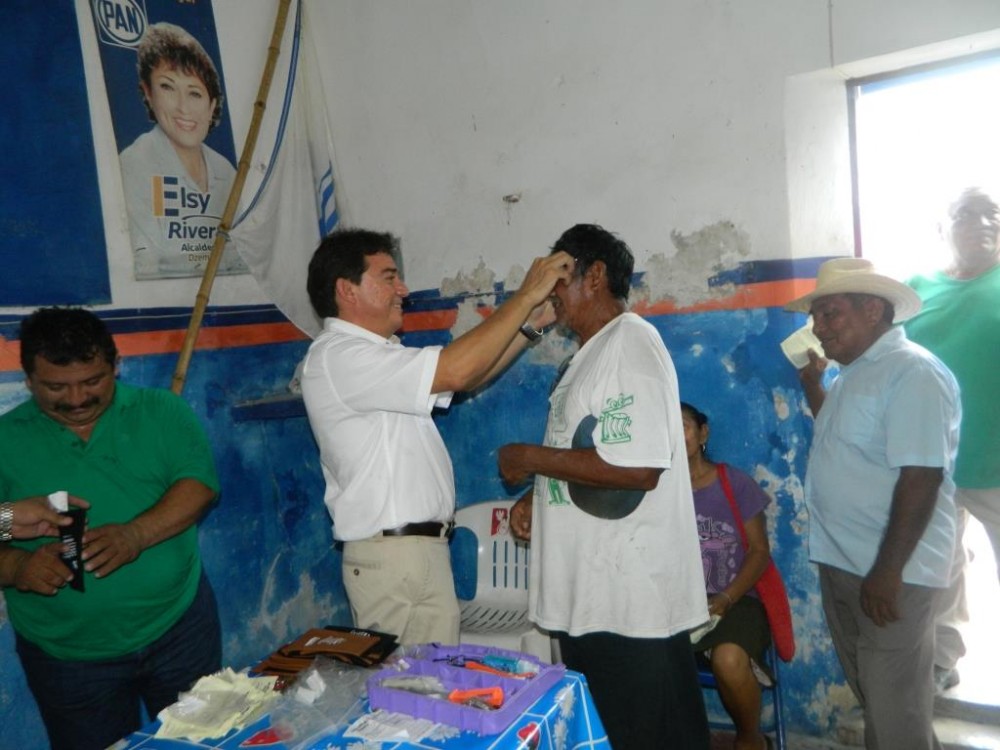 Beneficié a más de 60 yucatecos con problemas de la vista con la entrega de lentes.