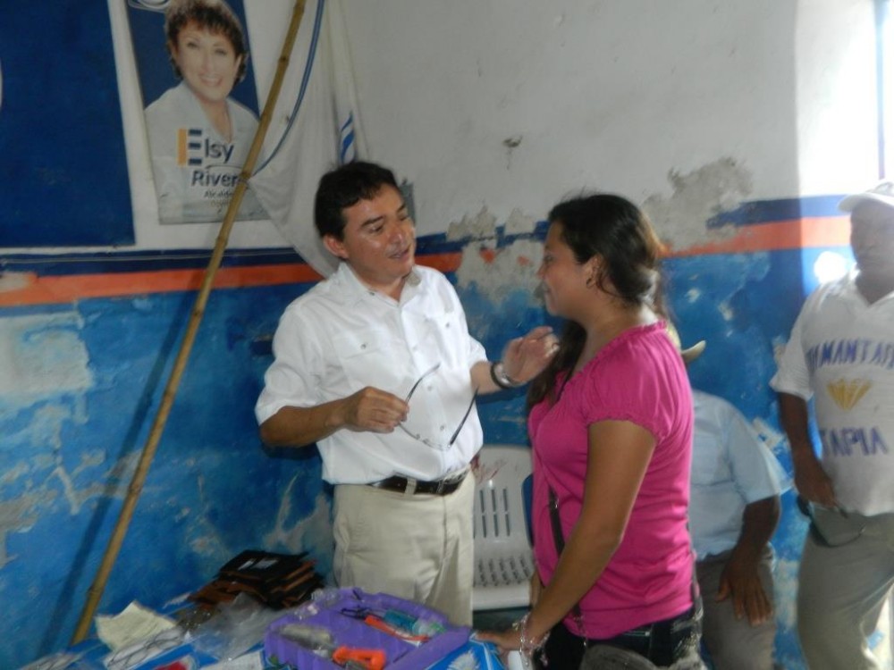 Beneficié a más de 60 yucatecos con problemas de la vista y los invité a acudir a las oficinas de enlace que se encuentra al interior del Estado, para cualquier ayuda o asesoría.