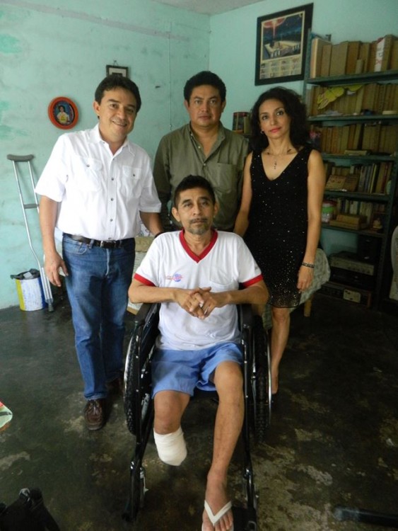 En el municipio de Temax, Yucatán, el Senador Daniel Ávila Ruiz entregó dos sillas de ruedas a yucatecos que sufren diabetes, los beneficiados carecen de recursos económicos para la adquisición de una silla de ruedas