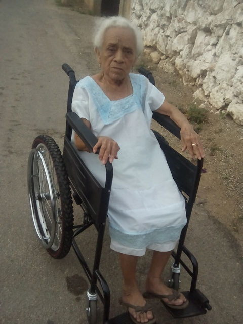 Se entregó una silla de ruedas a la señora Juliana Nail Sosa de Muna, de 86 años de edad, quien sufrió fractura de cadera