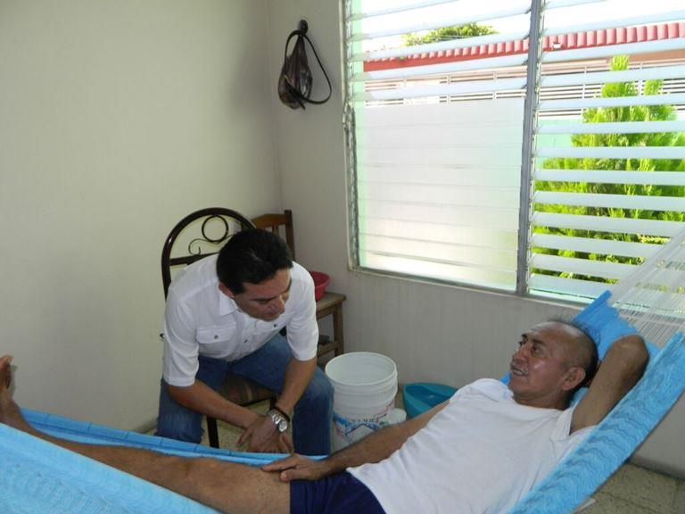 Entregué una silla de ruedas al señor Mario Joel Pacheco Uicab, de 59 años de edad, quien le fue amputada su pierna izquierda a causa de la diabetes, en el municipio de Mérida.