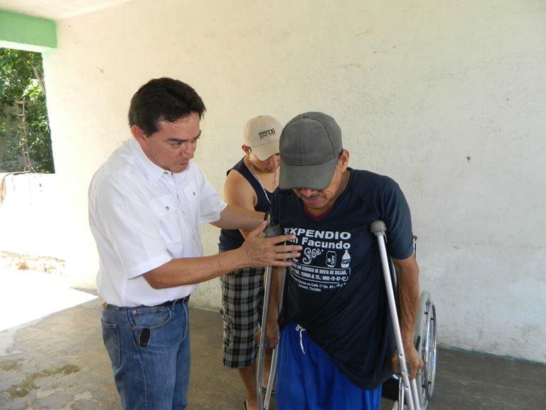 Entregué un par de muletas a Rogelio Chan y Uicab, del municipio de Kanasín, quien le fue amputada una pierna a causa de la diabetes.