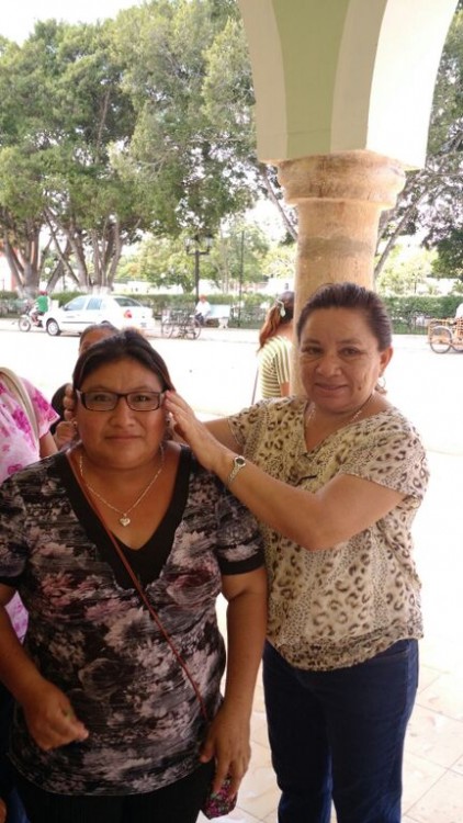 La entrega de lentes se realizó en el palacio municipal, donde se beneficiaron más de 35 yucatecos en el municipio de Yaxcabá, Yucatán.